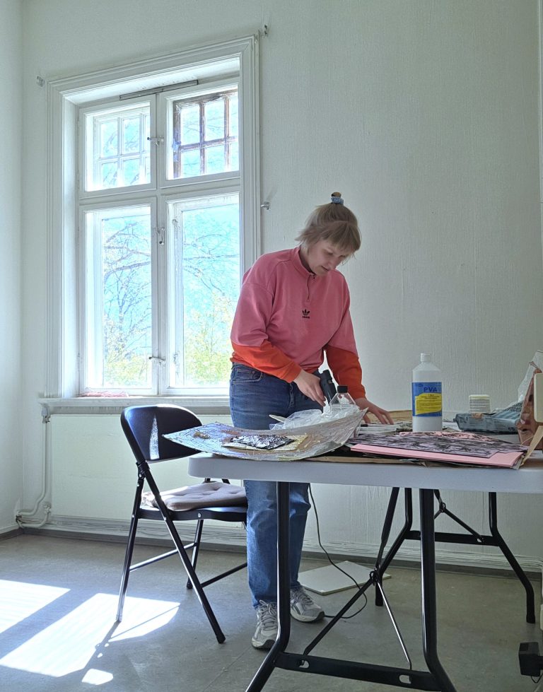 Bilde av Johanne Teigen i sitt atelier på Dikemark