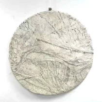 Kunstneren Alison Leggat jobber med japanske papirmaker-teknikker og fremstiller papir i mye overflater. Bildet viser papir som er montert på en rund ramme og som gir form til den hvite overflaten med relieffer.