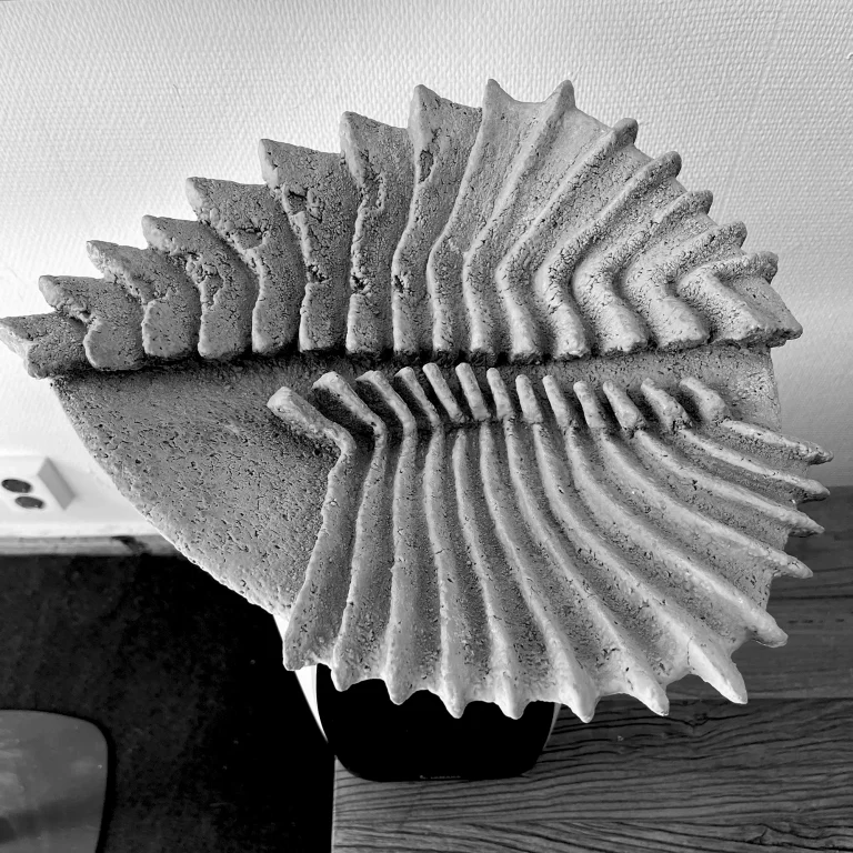 Bildet viser en abstrakt skulptur som kan minne om en fossil, av kunstneren Erik Lytskjold.