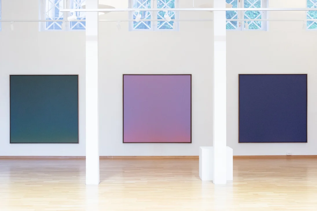 Erling Stuart Rohde er en kunstner som alltid jobber i formatet 150 x 150 centimeter, og skaper nesten ensfargede bilder. Bildet viser tre av hans malerier, fra venstre mørk grønn, i midten lilla som glir over i rosa og mørke blått til høyre.