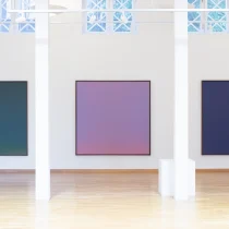 Erling Stuart Rohde er en kunstner som alltid jobber i formatet 150 x 150 centimeter, og skaper nesten ensfargede bilder. Bildet viser tre av hans malerier, fra venstre mørk grønn, i midten lilla som glir over i rosa og mørke blått til høyre.