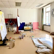 Bildet viser det lyse og romslige atelieret til kunstneren Nina von Arx på Dikemark.